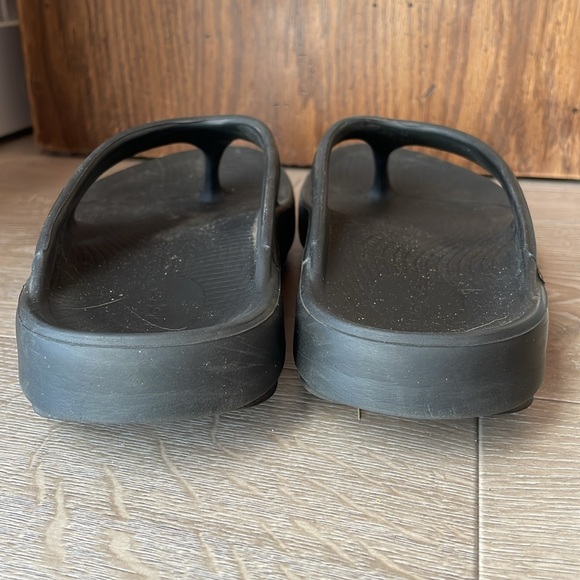 OOFOS Flip Flops - Picture 2 of 4